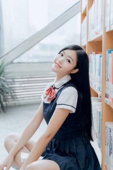 皮包上撒了乳液怎么办